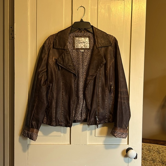 Jacket with leopard lining. - Picture 1 of 3